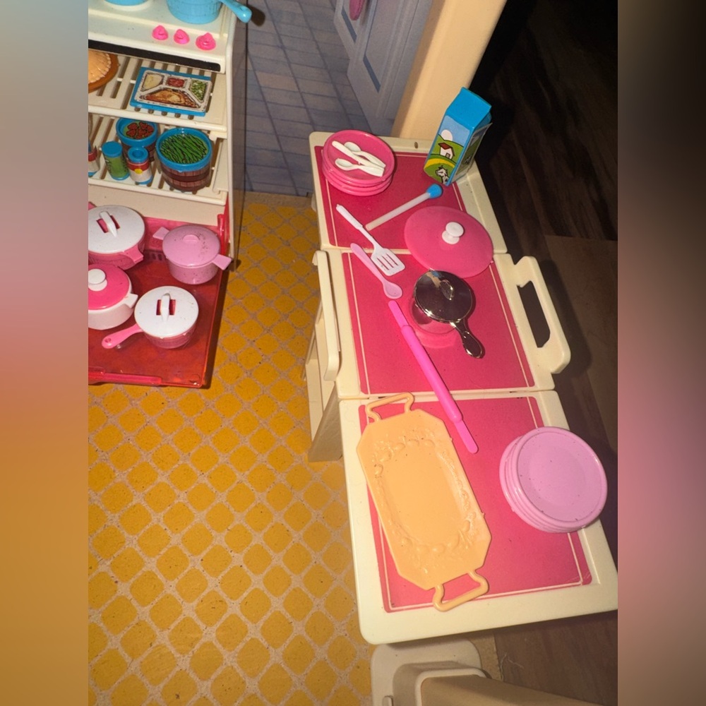 Mattel 1982 Pink Elevator Barbie Townhouse with Furniture & Accessories - Picture 5 of 16